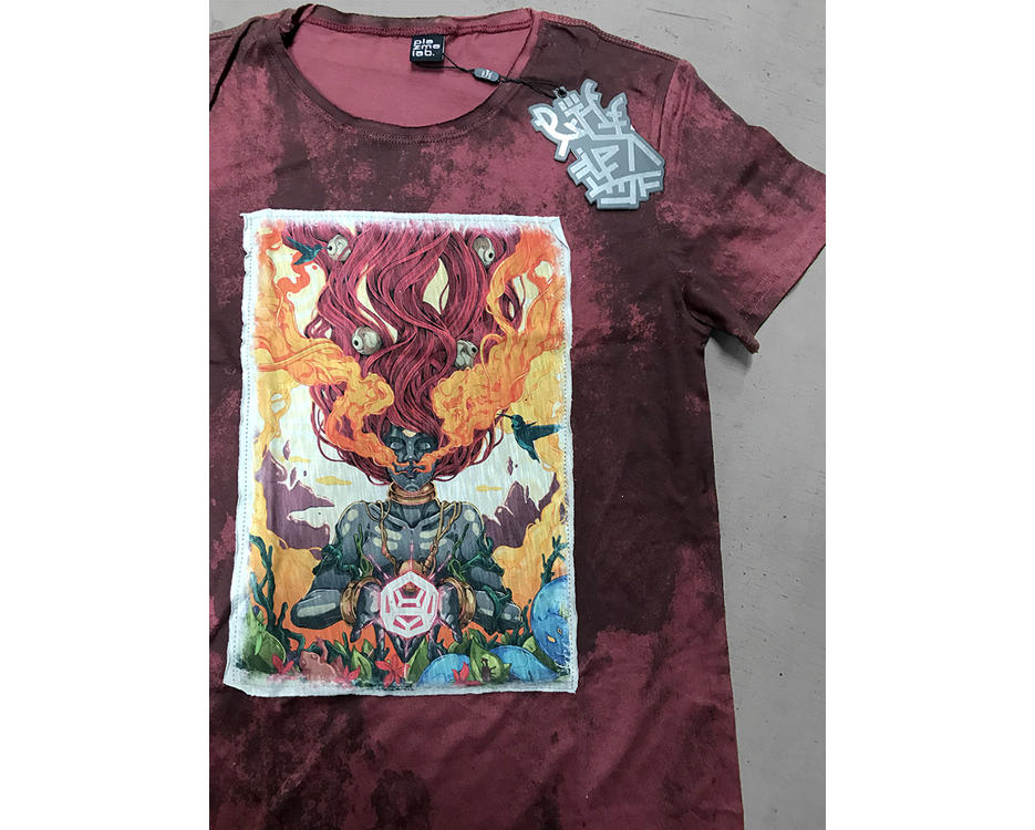 men t-shirt in Bordeaux with a digital psychedelic print 